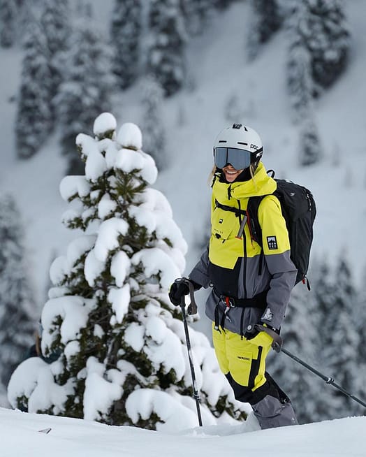 Client @vickanwahlen dans Fawk W Pantalon de Snowboard Femme Bright Yellow/Black/Light Pearl