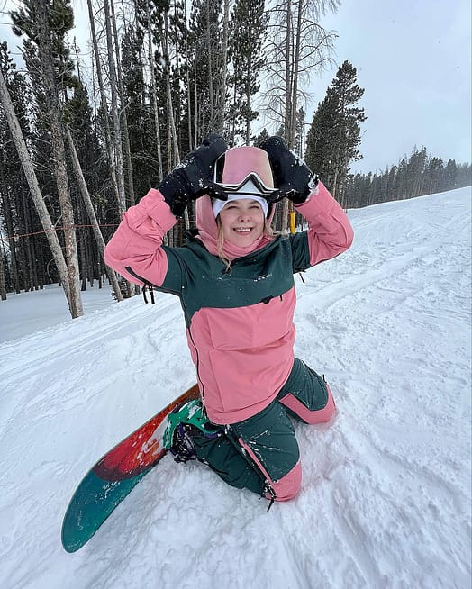 Cliente @tesahargis en Dune W 2021 Chaqueta Snowboard Mujer Dark Atlantic/Pink