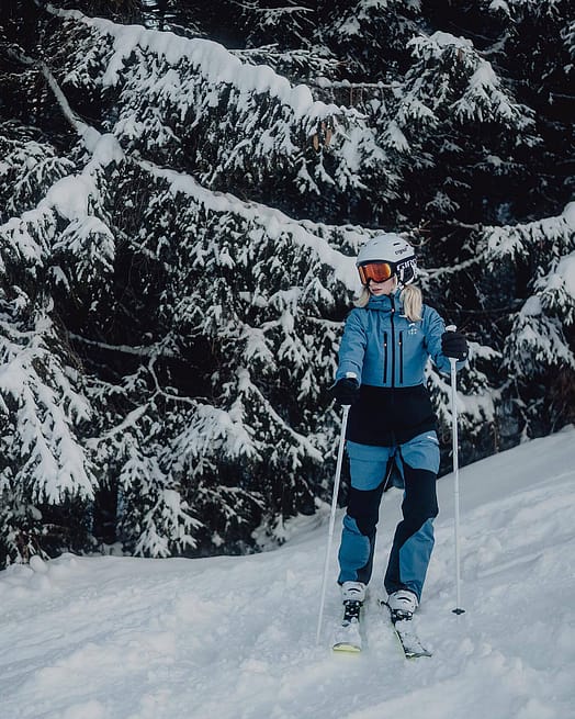 Customer @leonie.purgar in Moss W Snowboard Jacket Women Blue Steel/Black