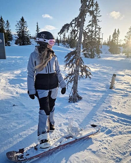 Customer @kirstyellenmurfin93 in Moss W Snowboard Jacket Women Soft Blue/Black